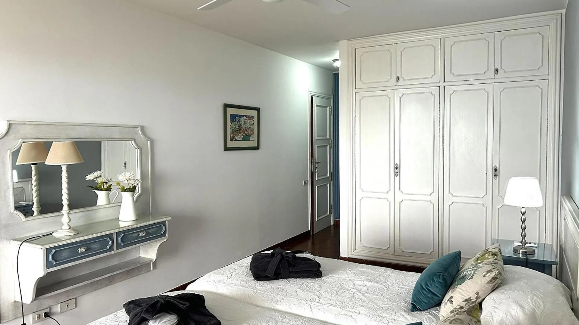 Holiday Flat, Radazul 0*,
