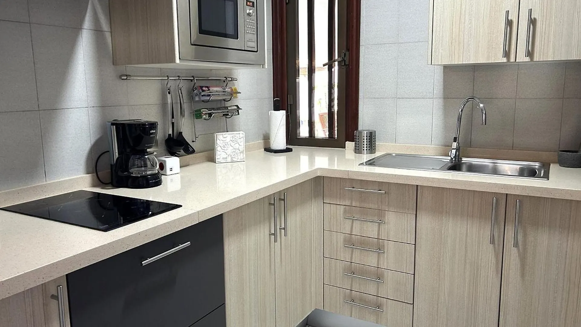 Holiday Flat, Radazul