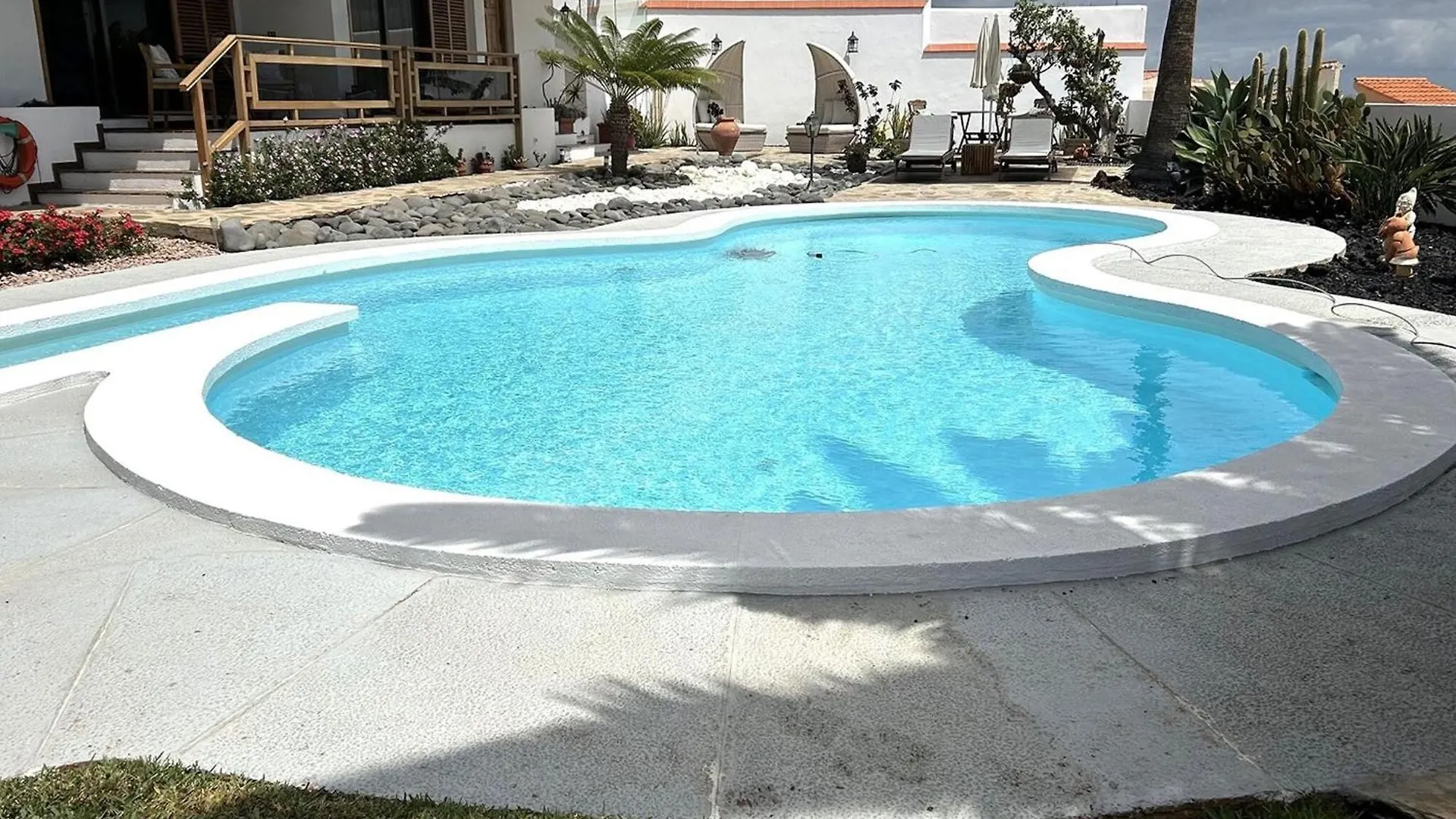 Holiday Flat, Radazul