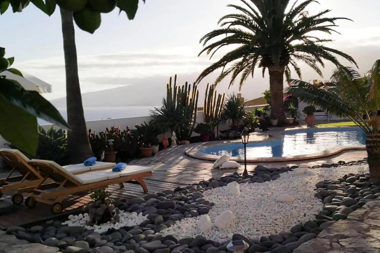 Holiday Flat, Radazul
