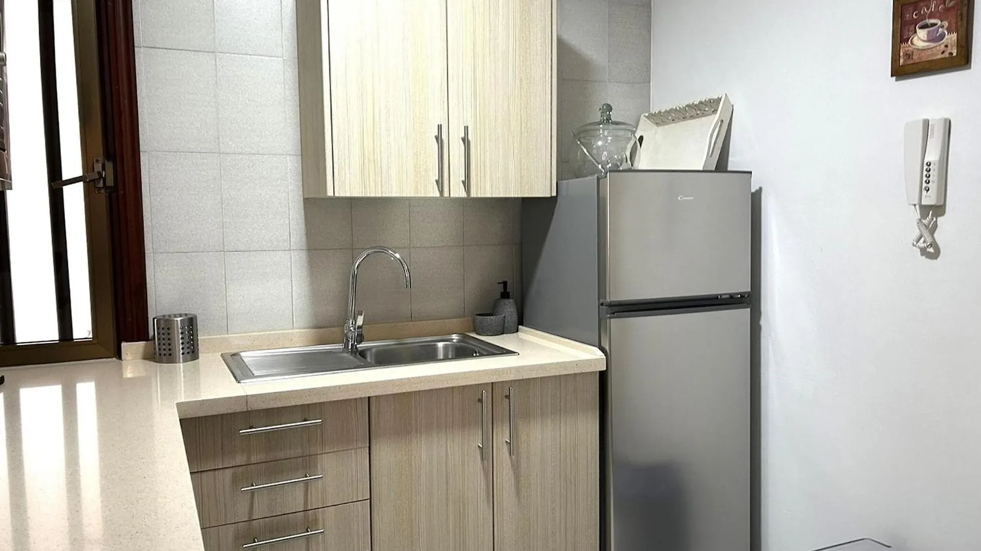 Holiday Flat, Radazul